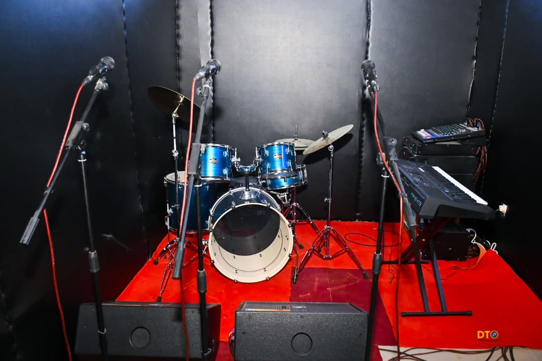 Salle de répétition, batterie et sonorisation